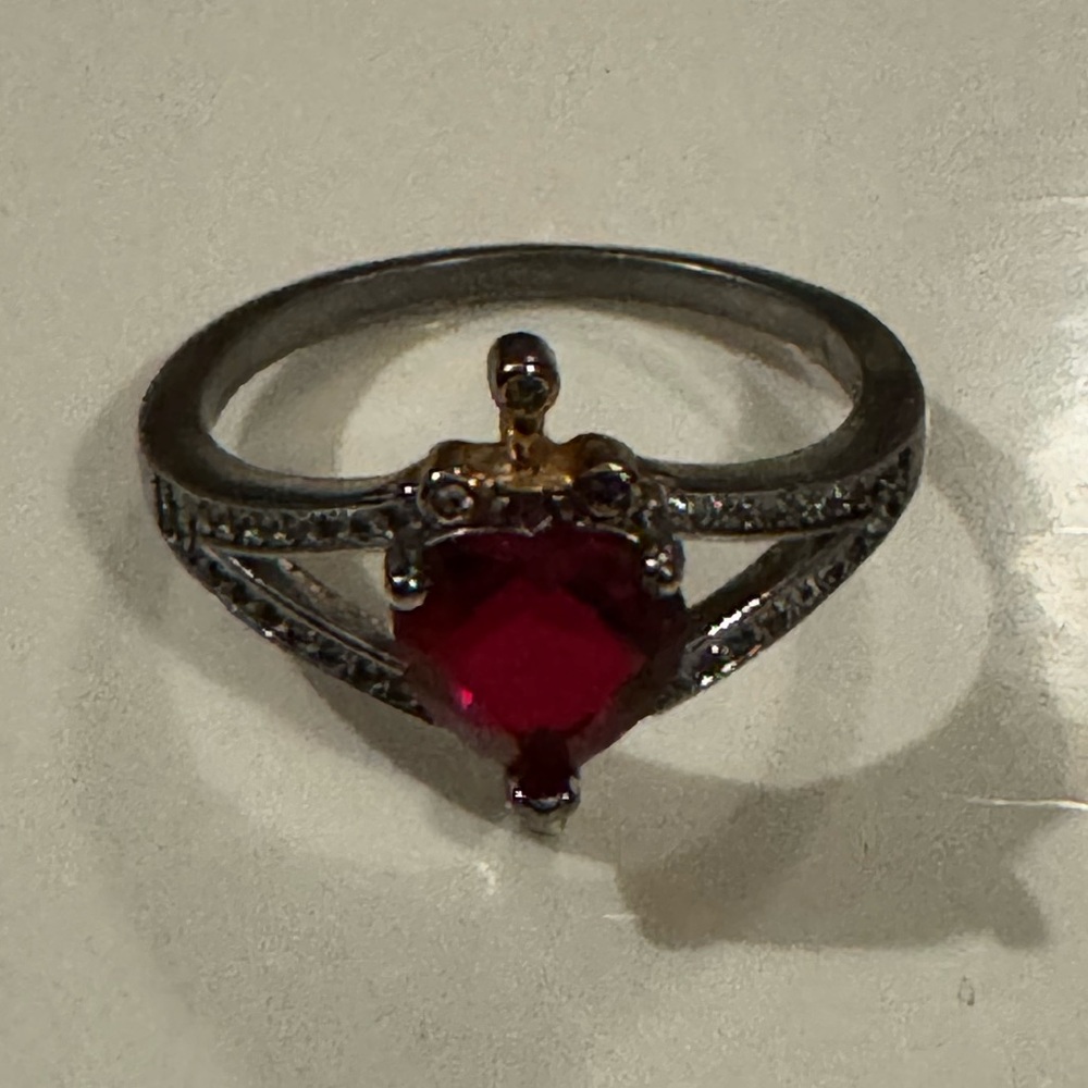 Elegant Heart-Shaped Red and Gold Ring with Sword - Picture 3 of 3